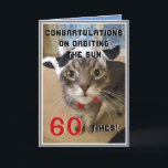 Tarjeta Funny 60TH Birthday Cat Orbit Card<br><div class="desc">Es la 60 vez divertida alrededor del sol,  la tarjeta de cumpleaños del chiste con un gato lindo. Genial para los amantes de los gatos. Personaliza con cualquier edad.</div>