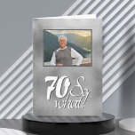 Tarjeta Funny 70 así que qué gris Metalizado foto de cumpl<br><div class="desc">Funny 70 así que qué guión gris Metalizado tarjeta fotográfica de 70 años. Es gracioso y inspirador decir 70, así que qué hay en la escritura blanca sobre un fondo gris metálico. Perfecto para una persona con sentido del humor. Puede cambiar el número de edad, la foto y añadir su...</div>