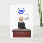 Tarjeta Funny Acá viene el cumpleaños del perro juez<br><div class="desc">Moses,  el Laboratorio Feliz,  como juez.  Se puede personalizar todo el texto.  Puede cambiar las fuentes y los colores de las fuentes.  El símbolo legal es gracias a clker.com.</div>