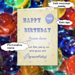 Tarjeta Funny add name 70 cumpleaños cambiar la edad<br><div class="desc">El saludo dentro de esta tarjeta es personalizable y dice "El secreto de vivir una larga vida es tener más cumpleaños. ¡Que tengas uno bueno!" La parte delantera de esta tarjeta está lista para que usted la personalize con un nombre, y puede cambiar la edad si es necesario. El diseño...</div>