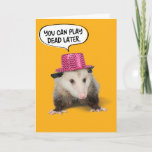 Tarjeta Funny Awesome Possum Birthday<br><div class="desc">¿Quién puede resistir a un lindo muñeco vestido con un gorra fiesta purpurinoso? Él dice: "Puedes jugar muerto después. ¡Es hora de que el fiesta sea como un formidable sumario!" Tarjeta de regalo para el cumpleaños de cualquiera.</div>