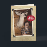 Tarjeta Funny Big Buck Birthday<br><div class="desc">Foto vintage de los años 1970 de un hombre posando con la cabeza de un bulto montado. El "cazador" está diciendo: "¡Feliz cumpleaños!". Dentro hay un descargo de responsabilidad que dice: "¡Sólo pagó un cheque por su tarjeta,  pero fue un gran dólar!" La copia interna es personalizable.</div>