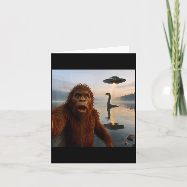 Tarjeta Funny Bigfoot Selfie With Loch Ness Monster And Uf (Anverso)