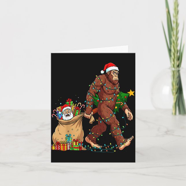 Tarjeta Funny Bigfoot Steals Santa &amp; Xmas Tree - Chris (Anverso)