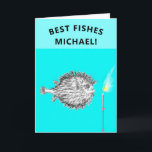 Tarjeta Funny Birthday Fish<br><div class="desc">Funny tarjeta de cumpleaños de pescador con peces personalizados que soplan una vela. Para personalizar el texto de edición para añadir nombre.</div>