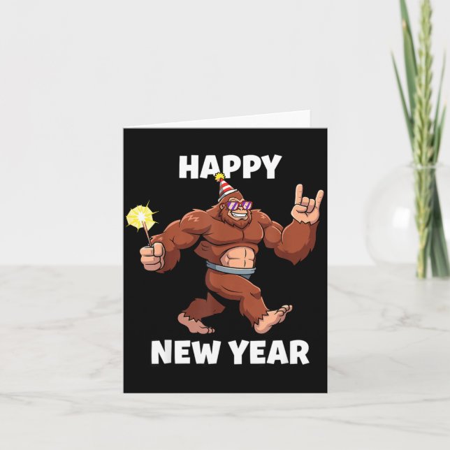 Tarjeta Funny Boys Nye Outfit, Mens Fireworks Bigfoot Happ (Anverso)