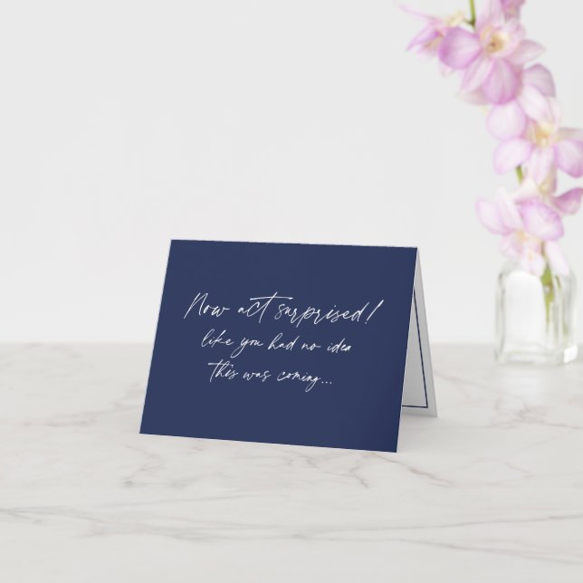 Tarjeta Funny Bridesmaid propuesta, Navy Blue moderno (Orquídea)