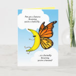 Tarjeta Funny Butterfly Banana Feliz cumpleaños<br><div class="desc">¡Brilla el día especial de alguien con una hilarante tarjeta de felicitación de cumpleaños bananera! El único y original ilustracion de Raphaela Wilson representa un banano amarillo fresco usando gafas de sol con alas de mariposa monarca naranja, lo que desencadena la vieja pregunta: "¿Eres una banana que sueña ser una...</div>