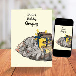 Tarjeta Funny Cat Action Personalizado destruye regalo Cum<br><div class="desc">👉 ¡Pon una sonrisa en la cara con este gato gracioso en acción destruyendo una tarjeta de cumpleaños de regalo! #zazzlemade - Simplemente haga clic para personalizar este diseño 🔥 Mis promesas - Este diseño tiene elementos únicos dibujados a mano (¡dibujadme!) - Está diseñado con ustedes en mente 🙏 Gracias...</div>