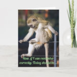 Tarjeta Funny cumpleaños Monkey<br><div class="desc">Feliz cumpleaños de un mono gracioso que piensa en la relevancia de un día específico mientras estás sentado en una cerca.</div>