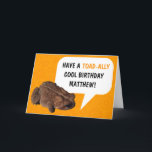 Tarjeta Funny Cumpleaños Personalizado de Guay Toad-Ally<br><div class="desc">Esta tarjeta de cumpleaños incluye algunos juegos de palabras geniales para el sapo,  una foto divertida de hoy,  un brillante fondo naranja y lo mejor de todo está listo para ser personalizado con el nombre de su destinatario. Es perfecto para los fans de sapos,  ranas y otros animales salvajes.</div>