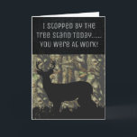 Tarjeta Funny Deer Hunting Birthday Card<br><div class="desc">Esta tarjeta de saludo personalizado es un gran regalo para el cazador de venados en tu vida. El diseño presenta un gran dólar con cuerdas y el texto "Me detuve frente al soporte del árbol hoy, estabas en el trabajo". Esta tarjeta es excelente para cumpleaños, buenos deseos y más. Agregue...</div>