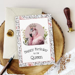 Tarjeta Funny Elegante Reina de cumpleaños Pink Flamingo<br><div class="desc">Esta tarjeta de cumpleaños única presenta un flamingo rosa caprichoso vestido con un manto deslucido y una corona con joyas. Rodeado de flores y estatuas históricas, el diseño está enmarcado en un elegante diseño floral rosa y beige. El texto de afuera es "Feliz cumpleaños a la Reina". El texto interior...</div>