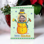 Tarjeta Funny Frosty Beer Man Humor Personalizado Navidade<br><div class="desc">Los hombres de nieve están tan anticuados. Es hora de que empecemos a construir algo mejor: ¡Cervezas! Esta graciosa tarjeta de saludo de los Navidades muestra a un hombre de la cerveza con pelo de espuma, con un sombrero superior (con gorro de cerveza), una bufanda, botones de lúpulo y sosteniendo...</div>