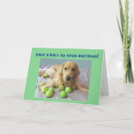 Tarjeta Funny Golden Retriever con pista de tenis Cumpleañ<br><div class="desc">Tarjeta de cumpleaños perfecta para tu fanático del tenis o amante del perro. Jasper,  el recuperador de oro,  es un poco posesivo de sus preciadas pelotas de tenis,  ¡pero quiere que tengas un divertido cumpleaños de todos modos!</div>