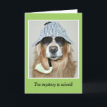 Tarjeta Funny Golden Retriever Detective Dog Cumpleaños<br><div class="desc">Esta tarjeta contiene un perro recuperador de oro vestido de detective con un gorra de dientes de hedor, tubo de disfraces y gafas de sol. El texto en el frente proclama: "¡El misterio está resuelto!" mientras que el texto interior explica, "¡Eres viejo! Feliz cumpleaños a un anciano dorado". Ambos pueden...</div>