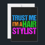 Tarjeta Funny Hair Stylist Trust Me soy un Hairstylista<br><div class="desc">Una tarjeta graciosa para un esteticista que acaba de graduarse de la escuela de cosmetología y se corta el pelo en un salón. Un poco de humor estilista. Créeme,  soy un Hair Stylist escrito en colores alegres y brillantes de neón.</div>