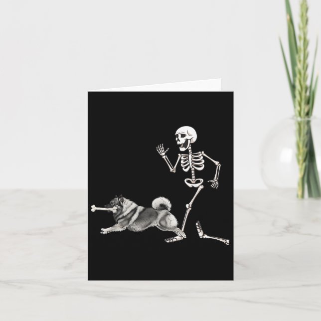 Tarjeta Funny Halloween Keeshond Y Skeleton (Anverso)
