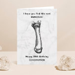 Tarjeta Funny Humerus Bone Any Age Birday<br><div class="desc">Envíe un saludo especial de cumpleaños con este humero humero divertido cualquier tarjeta de cumpleaños de edad. El diseño sencillo presenta un hueso dibujado a mano con la frase "¡Espero que encuentres este humero de tarjeta!". Puede cambiar fácilmente la edad y el nombre en la parte delantera de la tarjeta...</div>