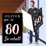 Tarjeta Funny Inspirador Jumbo Gigante 80 cumpleaños<br><div class="desc">Funny Jumbo Giant 80th Birthday card. Cita divertida y inspiradora 80, así que qué en blanco y negro para un hombre o una mujer que celebra el 80 cumpleaños. Gran tarjeta gigante personalizado para una celebración especial. Personaliza esta tarjeta con tu nombre, edad y tu texto dentro de la tarjeta....</div>