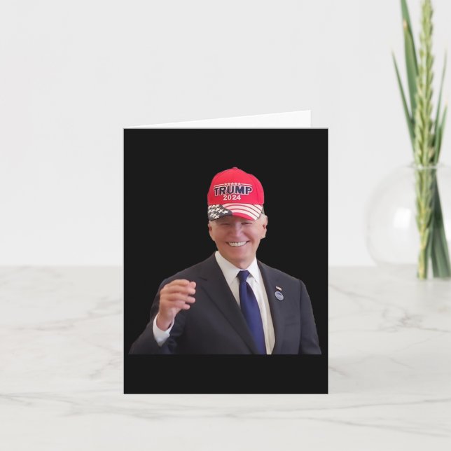 Tarjeta Funny Joe Biden Dons Trump 2024 Cap (Anverso)
