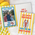 Tarjeta Funny Lobster Amalfi Yellow Stripe Photo Birday<br><div class="desc">¡Trae el Sass costero directo a la mañana de papá en su cumpleaños! Presentamos nuestra descarada tarjeta "Dad, you are Our Fave Crusty-Ancien", en la que las vibraciones de verano italianas se unen a los expertos en mariscos de la forma más deliciosa y crujiente posible. Diseñada en la estética de...</div>