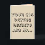 Tarjeta Funny marrón claro c14 citas felices cumpleaños<br><div class="desc">"Sus resultados de citas de C14 están en... no eres viejo, eres antiguo. ¡Feliz cumpleaños!" Esta graciosa tarjeta de saludo, con un simple juego de palabras en arqueología con fuentes creativas y un fondo marrón claro parecido a la tierra, es la manera perfecta de decir Feliz Cumpleaños a un arqueólogo...</div>