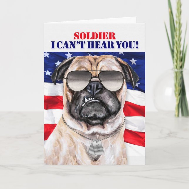 Tarjeta Funny Perro de Pug y cumpleaños militar con bander (Anverso)