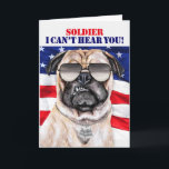 Tarjeta Funny Perro de Pug y cumpleaños militar con bander<br><div class="desc">Envíe su soldado militar favorito sirviendo para proteger a los Estados Unidos esta tarjeta de cumpleaños con un sentido del humor y un perro de peluche gruñón - sin mencionar un tema patriótico!</div>