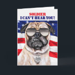 Tarjeta Funny Perro de Pug y cumpleaños militar con bander<br><div class="desc">Envíe su soldado militar favorito sirviendo para proteger a los Estados Unidos esta tarjeta de cumpleaños con un sentido del humor y un perro de peluche gruñón - sin mencionar un tema patriótico!</div>