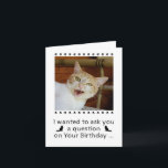 Tarjeta Funny Photo Cat Dog Mascota Birthday Card<br><div class="desc">Dé esta tarjeta de cumpleaños a las mamás gatas, papás gatos y amantes de los gatos en tu vida, con una foto de gatitos sobre un fondo blanco en la portada, así como el texto rústico: Quería hacerte una pregunta en tu cumpleaños... , decorada con pequeñas huellas de pata y...</div>