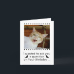 Tarjeta Funny Photo Cat Dog Mascota Birthday Card<br><div class="desc">Dé esta tarjeta de cumpleaños a las mamás gatas, papás gatos y amantes de los gatos en tu vida, con una foto de gatitos sobre un fondo blanco en la portada, así como el texto rústico: Quería hacerte una pregunta en tu cumpleaños... , decorada con pequeñas huellas de pata y...</div>