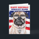 Tarjeta Funny Pug Dog sargento militar mayor cumpleaños<br><div class="desc">Feliz cumpleaños,  sargento militar Mayor,  te saludamos con esta tarjeta temática roja,  blanca y azul de la bandera estadounidense con un mensaje gracioso y un perro de cerdo muy gruñón.</div>