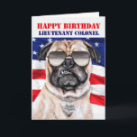 Tarjeta Funny Pug Dog Teniente Militar Coronel Cumpleaños<br><div class="desc">Este perro gracioso con gafas de sol y etiquetas de perro,  cuando se combina con un sentimiento de cumpleaños humorístico; y la bandera de nuestra nación,  es la tarjeta de cumpleaños perfecta para el teniente coronel en tu vida.</div>