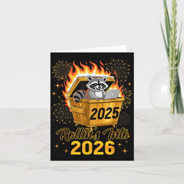 Tarjeta Funny Raccoon Rollin's Into 2026 New Year Matching (Anverso)