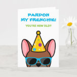 Tarjeta Funny Red Fawn Bulldog francés Frenchie Birthday C<br><div class="desc">Si conoces a alguien que ama a los bulldoges franceses y tiene buen sentido del humor, esta graciosa tarjeta de cumpleaños de frenchie es ideal para enviárselos en su día especial. El diseño presenta un ilustracion al estilo personalizado de un bulldog francés de color rojo afeitado con un gorra fiesta...</div>