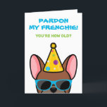 Tarjeta Funny Red Fawn Bulldog francés Frenchie Birthday C<br><div class="desc">Si conoces a alguien que ama a los bulldoges franceses y tiene buen sentido del humor, esta graciosa tarjeta de cumpleaños de frenchie es ideal para enviárselos en su día especial. El diseño presenta un ilustracion al estilo personalizado de un bulldog francés de color rojo afeitado con un gorra fiesta...</div>