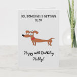 Tarjeta Funny Sausage Dog Snarky Husband 60th Birthday Car<br><div class="desc">Funny Sausage Dog Snarky Husband cumpleaños número 60, un diseño divertido hecho para cualquier esposo. Si buscas una tarjeta de cumpleaños única para el marido, graciosas tarjetas de cumpleaños número 60 del marido o sarcásticas tarjetas de cumpleaños del marido. El diseño presenta un divertido perro salchicha con algún gracioso texto...</div>