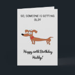 Tarjeta Funny Sausage Dog Snarky Husband 60th Birthday Car<br><div class="desc">Funny Sausage Dog Snarky Husband cumpleaños número 60, un diseño divertido hecho para cualquier esposo. Si buscas una tarjeta de cumpleaños única para el marido, graciosas tarjetas de cumpleaños número 60 del marido o sarcásticas tarjetas de cumpleaños del marido. El diseño presenta un divertido perro salchicha con algún gracioso texto...</div>