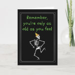Tarjeta Funny Skeleton Age Birthday<br><div class="desc">Gracioso Skeleton bailando,  tarjeta de cumpleaños de edad "Recuerda,  solamente eres tan viejo como te sientes" con un mensaje adicional dentro que dice "¡A nuestra edad me sorprende que puedas sentir cualquier cosa!"</div>