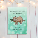 Tarjeta Funny Sloth Happy Birthday<br><div class="desc">Happy Birthday Card,  te deseamos un cumpleaños relajante. Gráficos de un perezoso perezoso durmiendo en una rama de árbol.</div>