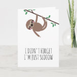 Tarjeta Funny Sloth Pink Belthday cumpleaños<br><div class="desc">Graciosa tarjeta de cumpleaños con una pereza colgando de una rama con hojas verdes encima del texto "No olvidé. Solo soy flojo" en letras encantadoras. Si abres la tarjeta, ves el mismo perezoso ahora con coloridas ropas rosas y amarillas, usando un gorra de un punto de polka fiesta, y rodeado...</div>