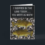 Tarjeta Funny Smallmouth Bass Fishing Lake Angler Birthday<br><div class="desc">Esta tarjeta de saludo personalizado es un gran regalo para los malhechores en su vida. El diseño presenta bass de boca pequeña en un fondo de camuflaje y el texto "Hoy me detuve junto al lago, estabas en el trabajo". Esta tarjeta es excelente para cumpleaños, buenos deseos y más. Agregue...</div>