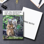 Tarjeta Funny Squirrel Deez Nuts Humor para Adultos Cumple<br><div class="desc">Te tengo algo para tu cumpleaños...  ¡DEEZ NUTS! Una ardilla hilarante juega con las palabras chiste sobre sus nueces. Humor vulgar para el cumpleaños de un adulto. Haz que tus amigos se rían de esta cita de la cultura pop.</div>