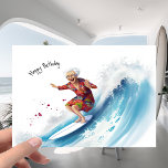 Tarjeta Funny Surfing Surfing en el Chiste Ocean Wave Gran<br><div class="desc">Era un día hermoso en la playa, el sol brillaba y las olas se estrellaban. También fue el cumpleaños de la abuela y su familia decidió sorprenderla con un regalo especial. Cuando la abuela abrió la tarjeta, ella estaba para una gran sorpresa. ¡Había una foto suya, surfeando una enorme ola...</div>