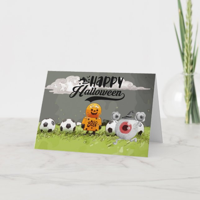 Tarjeta Fútbol Feliz Halloween con bolas sobre hierba verd (Anverso)