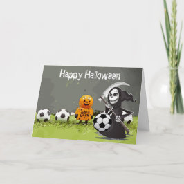 Tarjeta Fútbol Feliz Halloween con bolas sobre hierba verd