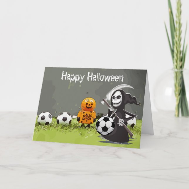 Tarjeta Fútbol Feliz Halloween con bolas sobre hierba verd (Anverso)