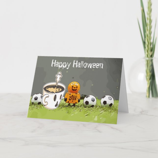 Tarjeta Fútbol Feliz Halloween con bolas sobre hierba verd (Anverso)