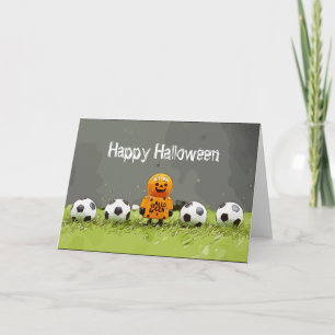 Tarjeta Fútbol Feliz Halloween con bolas sobre hierba verd